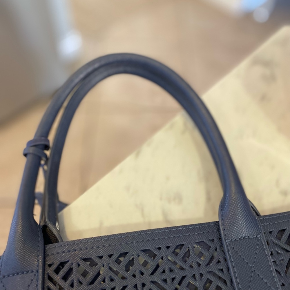 Darling Tory Burch shopping bsg in vegan leather. Navy blue